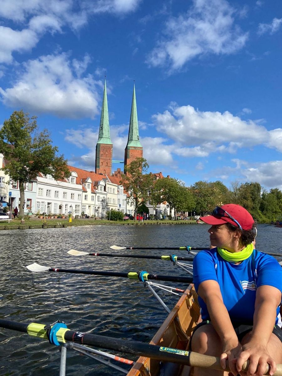 FRVS-Rudergruppe mit Flagge am Holstentor in Lübeck