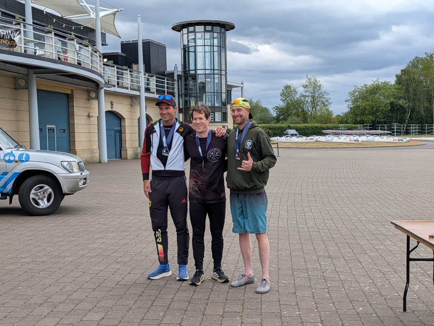 Florian Späth und André Niemann (FRVS) mit ihren Medaillen bei der Va'a-Sprint-EM am Dorney Lake