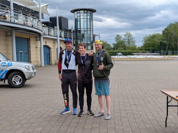 Florian Späth und André Niemann (FRVS) mit ihren Medaillen bei der Va'a-Sprint-EM am Dorney Lake