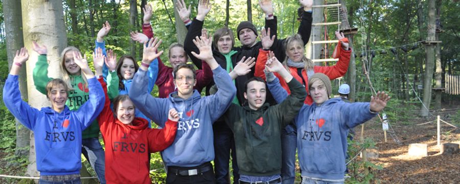 Jugendliche beim Abenteuertag im Wald
