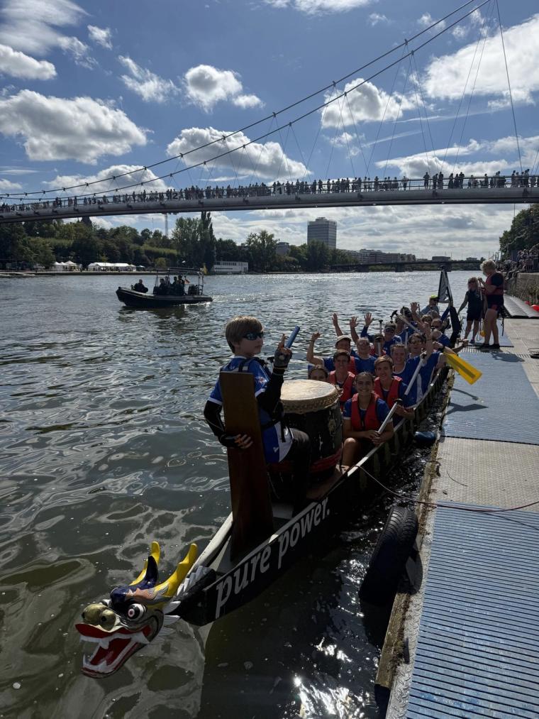 Jugendliche im Boot auf dem Wasser