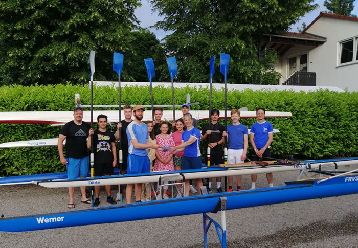 Unsere Ruderjugend und Jutta Brüggemann mit unseren Booten