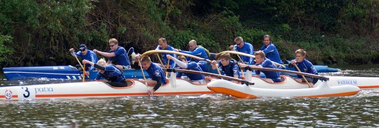Outrigger-Auslegerkanu mit Paddlern auf dem Main