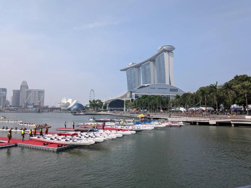 V6 auf dem Steg vor Marina Bay Sands Hotel