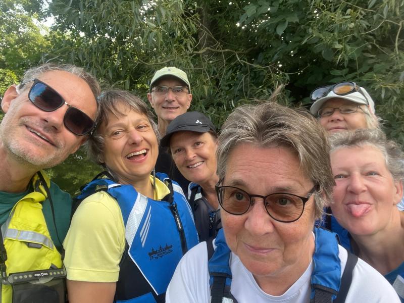 Selfie der gutgelaunten Paddelgruppe in Schwimmwesten.