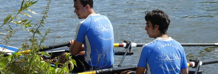 Ruderboote bei einer Regatta