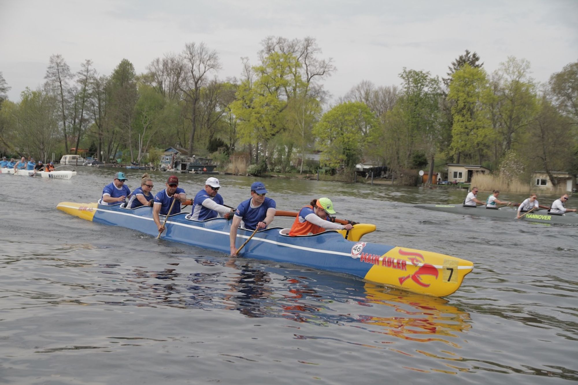 FRVS outrigger „Main Adler“ with crew at Rund um Scharfenberg