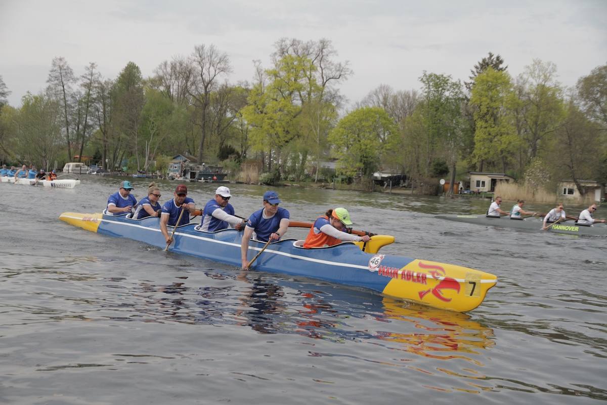 FRVS-Outrigger „Main Adler“ mit Mannschaft bei Rund um Scharfenberg