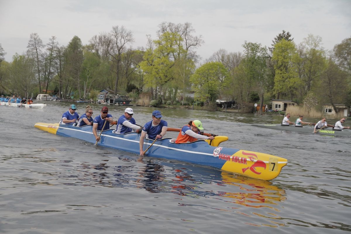 FRVS outrigger „Main Adler“ with crew at Rund um Scharfenberg