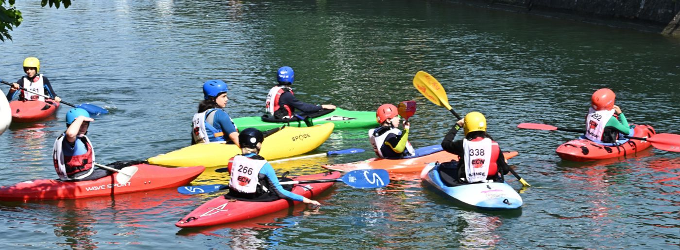 Wildwasser-Kanukids sammeln sich auf dem Wasser