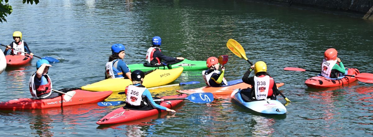 Wildwasser-Kanukids sammeln sich auf dem Wasser