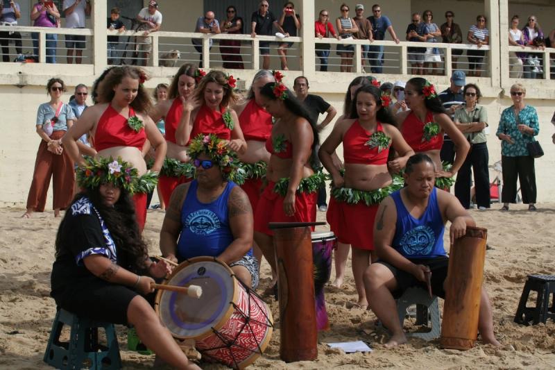 Polynesisches Begleitprogramm auf der Bühne und am Strand