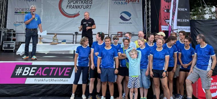 Kanujugend paddelt auf dem Main