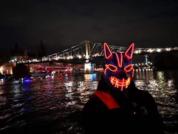 Steuermann mit leuchtender grusliger Maske wie ein Höllenhund