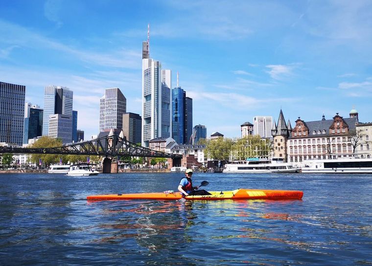 Surfski auf dem Main in Frankfurt