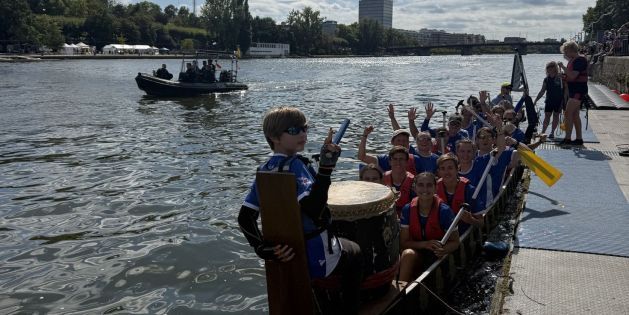 Team beim Drachenboot-Event auf dem Main