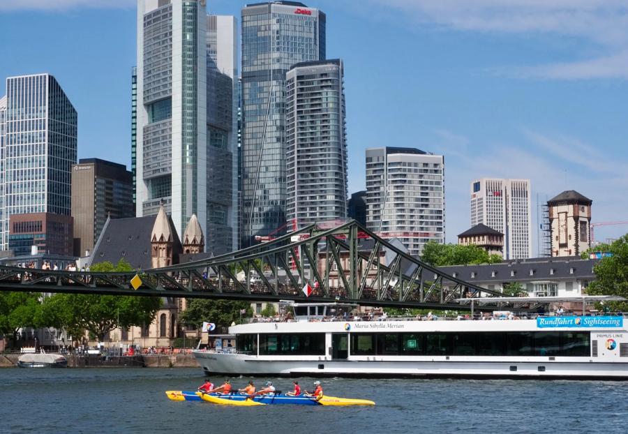 Schneller als mit der Primus Line durch Frankfurt - unser Outrigger Sechser