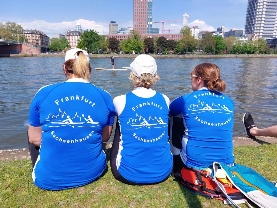 Drei Damen vom Grill? Nein, die drei Damen beim Warten auf ihren Einsatz beim Rennen