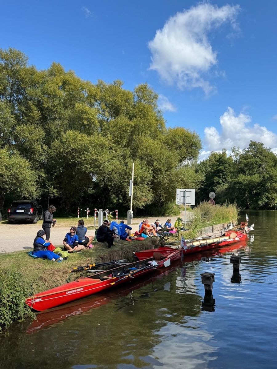 Ruderboot bei der Rückfahrt über den See