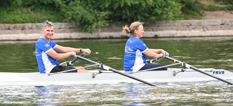 Zweier-Ruderboot auf ruhigem Wasser