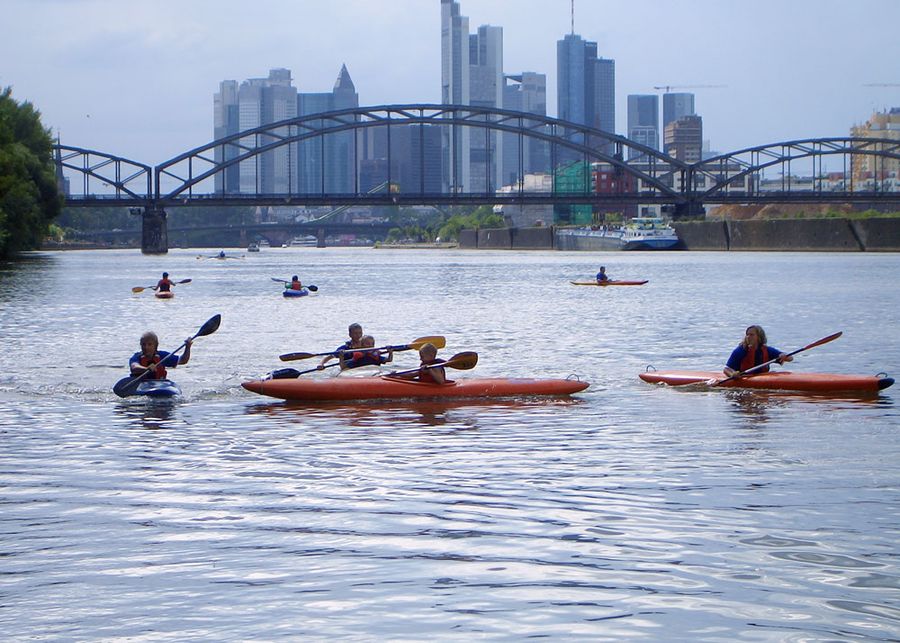 Kinder-Kajakkurs mit der Frankfurter Skyline im Hintergrund