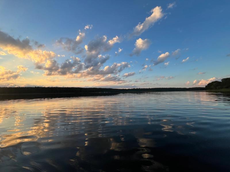 Abendstimmung auf dem See mit Wolkenspiegelung.