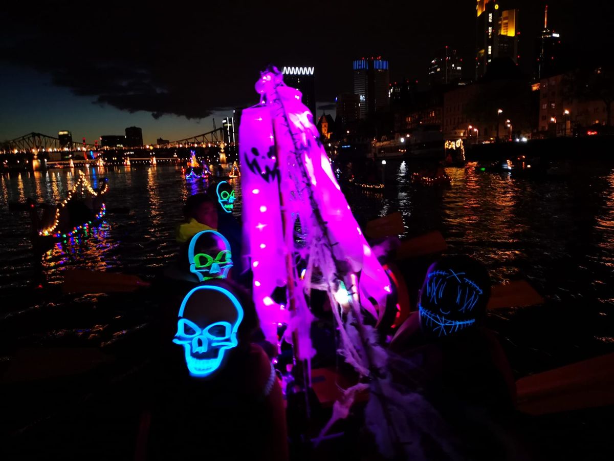 Kinder mit leuchtenden Gesichtsmasken die schaurig gruselig schön aussehen mit pinkem Geist