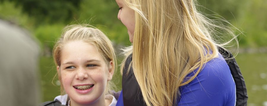 Lachende junge Paddlerin im Boot