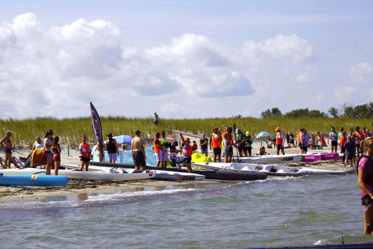 Surfski und Outrigger am Start