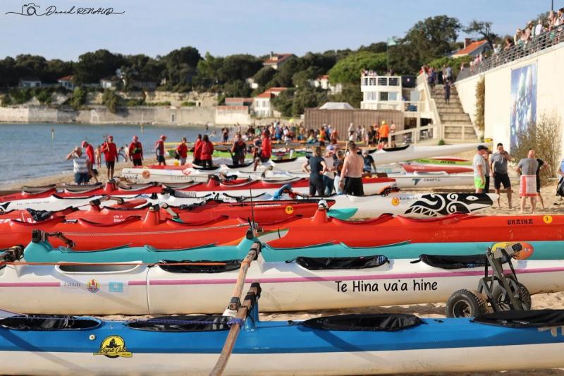 Ansammlung der Outrigger Sechser am Strand von Fouras