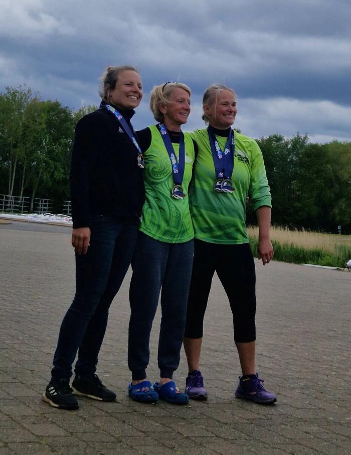 Christiane Pape (FRVS) mit Medaille auf dem Siegerpodest der Va'a-Sprint-EM.