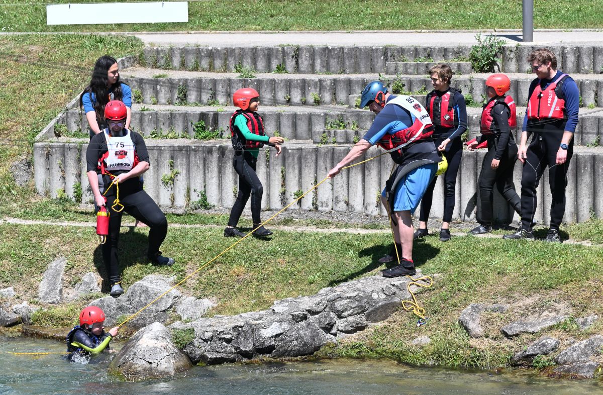Bergung eines Schwimmers mit dem Seil