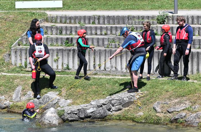 Bergung eines Schwimmers mit dem Seil