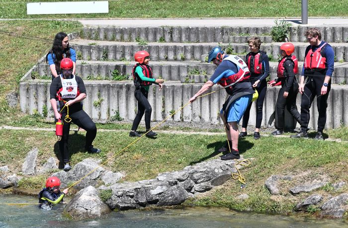 Bergung eines Schwimmers mit dem Seil