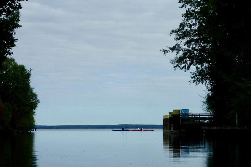 Blick durch eine Hafeneinfahrt auf die abendliche Müritz.