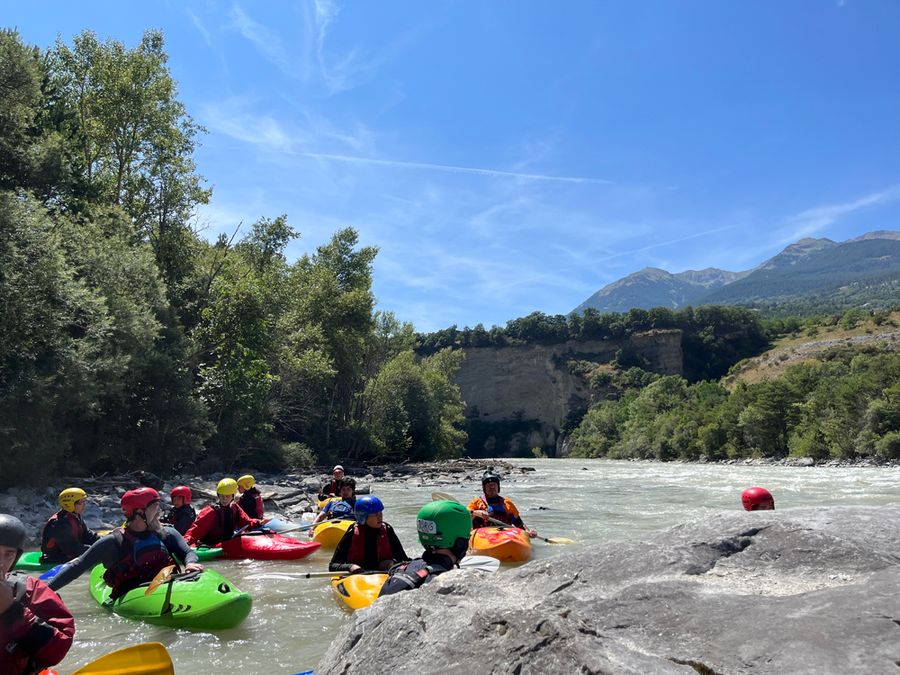 Kanujugend auf Wildwasser-Freizeit in Frankreich