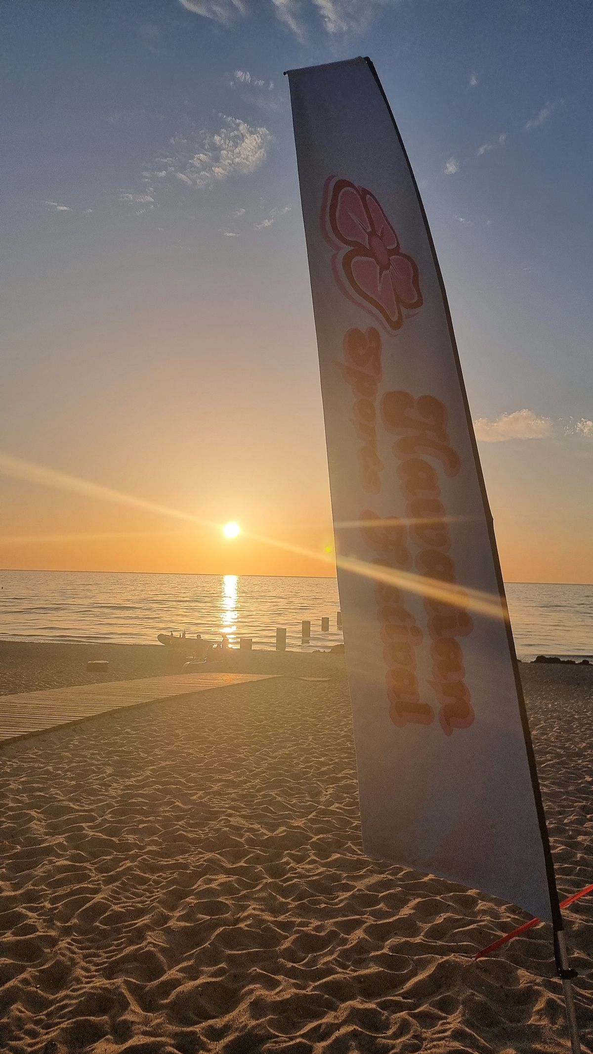 Fahne des Hawaiian Sports Festival vor dem Sonnenuntergang in Rerik