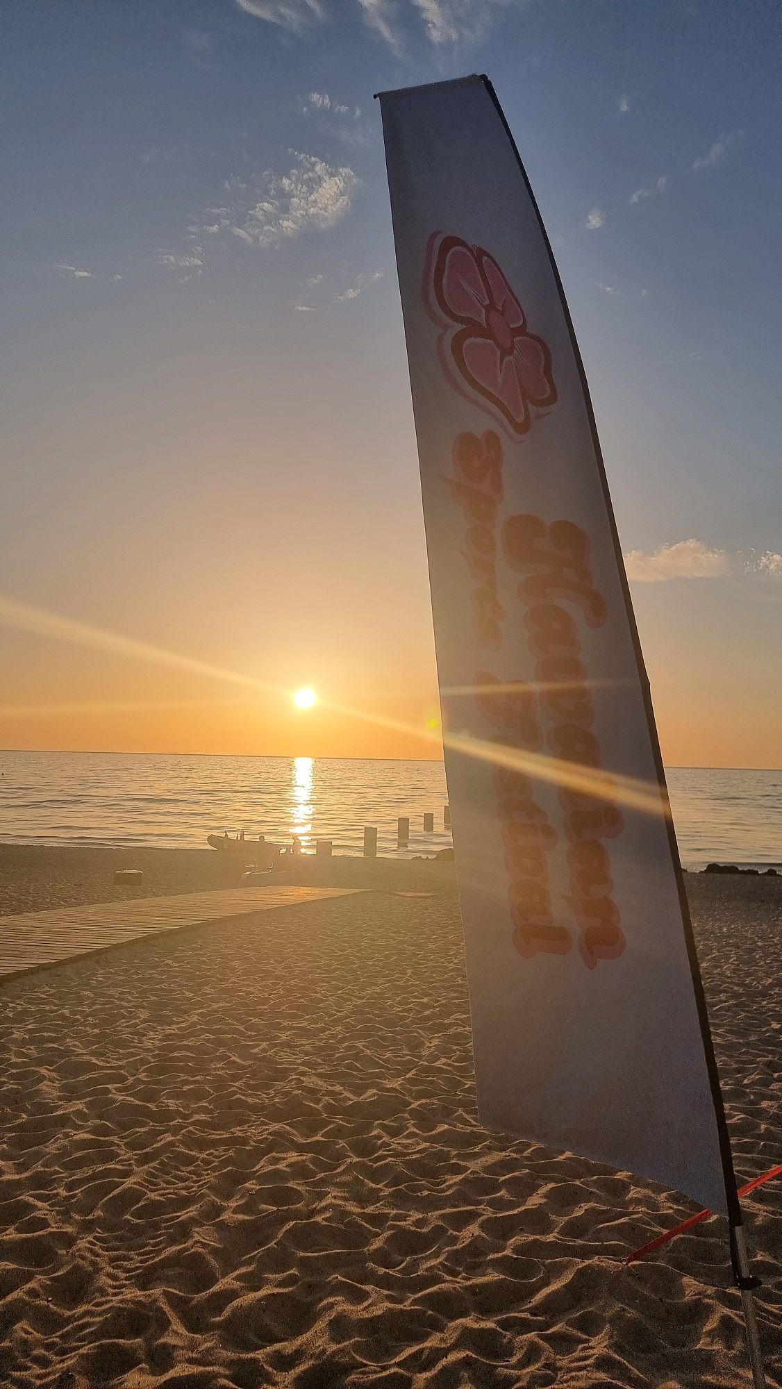 Fahne des Hawaiian Sports Festival vor dem Sonnenuntergang in Rerik