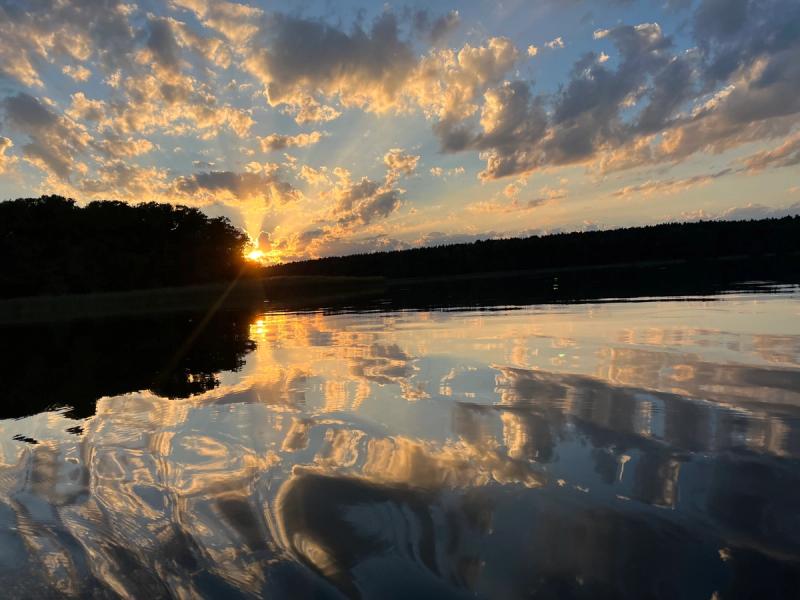 Sonnenuntergang spiegelt sich in den Wellen des Sees.