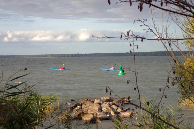 Zwei Kajaks auf der weiten Müritz.