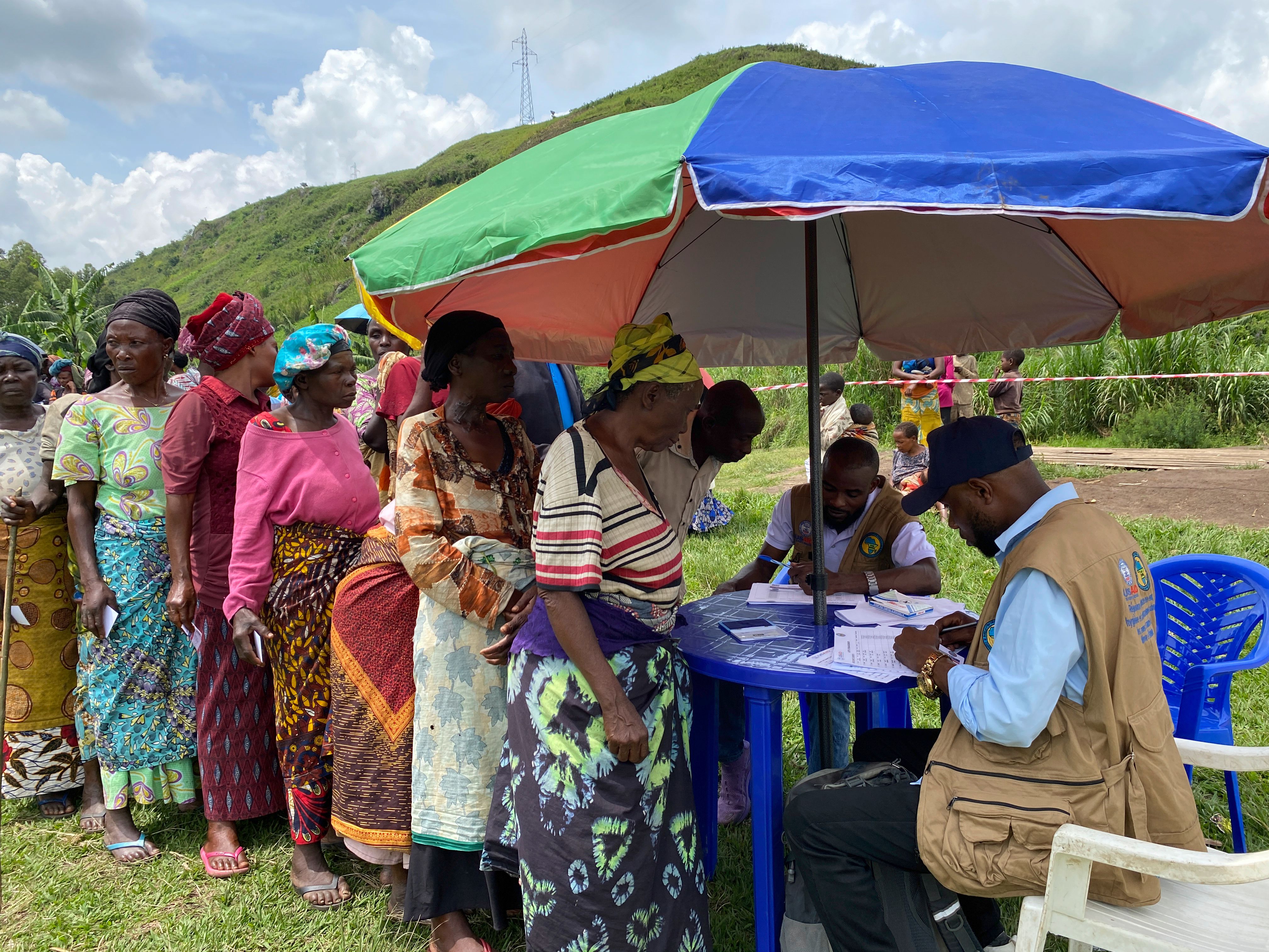 Distribution des kits WASH et Kits d'hygiène menstruelle(MHM) dans les zones de santé de Minova et Kalehe en province du Sud-Kivu