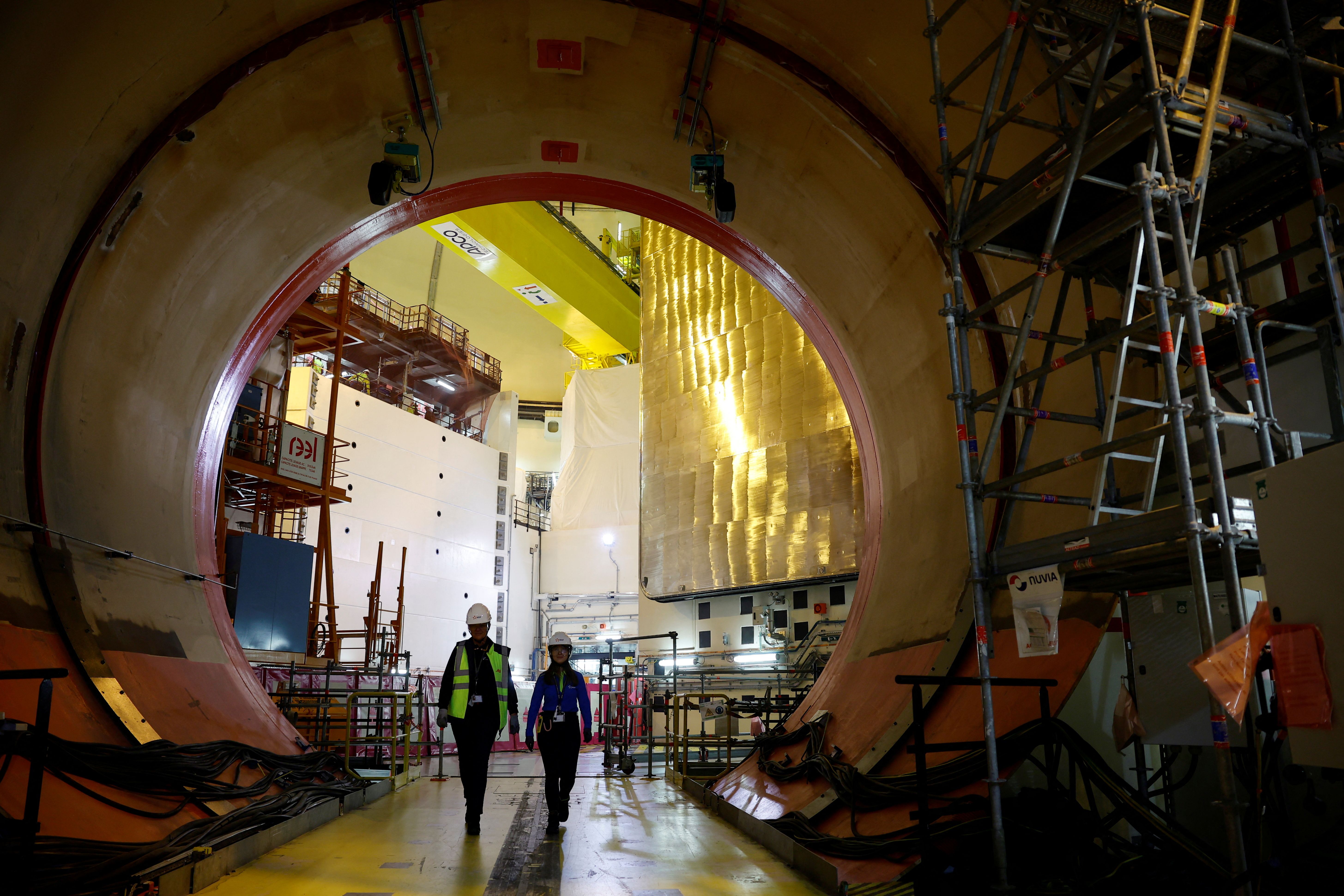 EDF-arbeidere går gjennom reaktorbygningen på anleggsplassen til den tredje generasjonens europeiske trykkvannsreaktor (EPR) i Flamanville, Frankrike