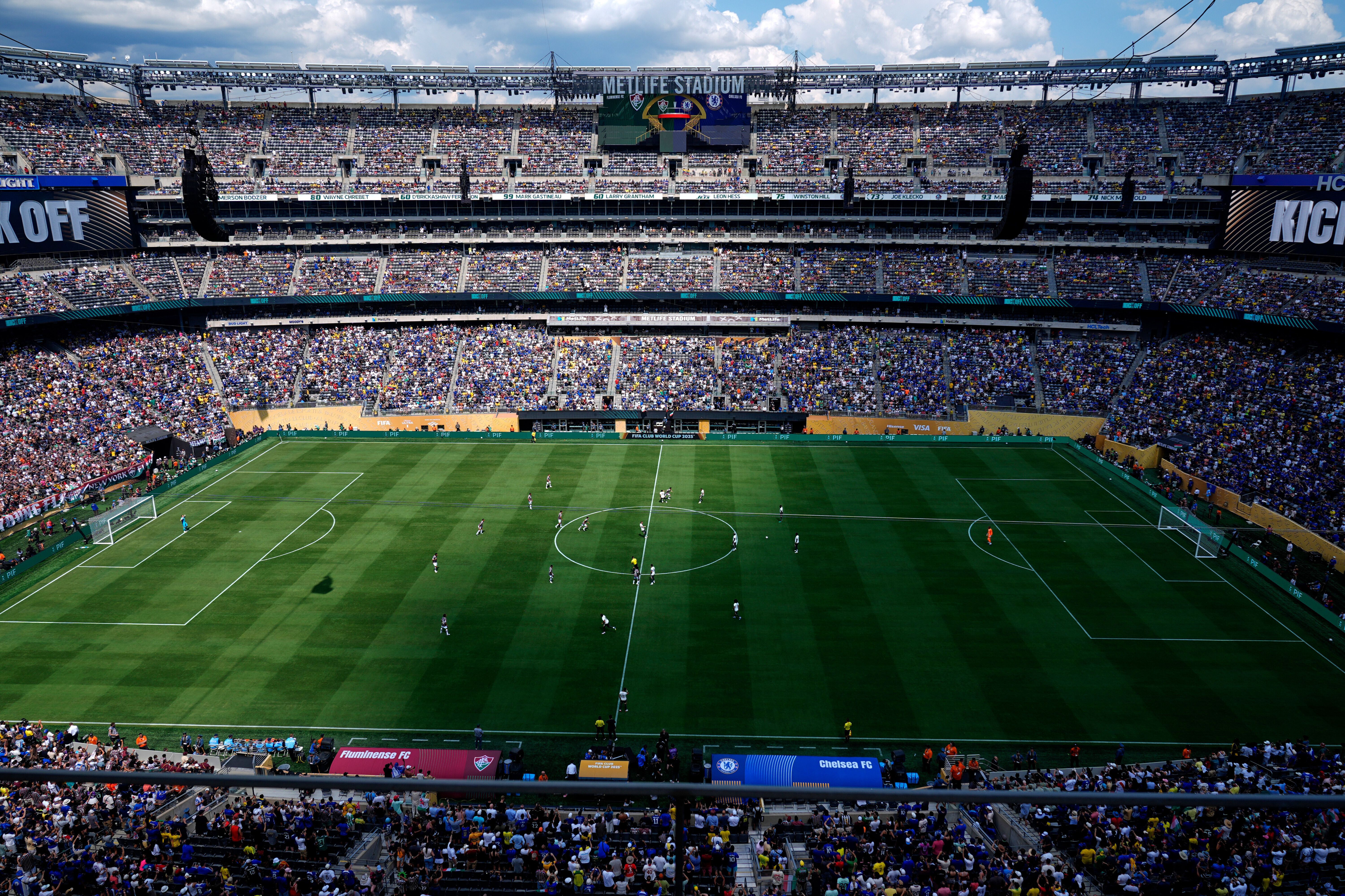En fotballkamp som spilles på en grønn bane i et fullsatt MetLife Stadium.