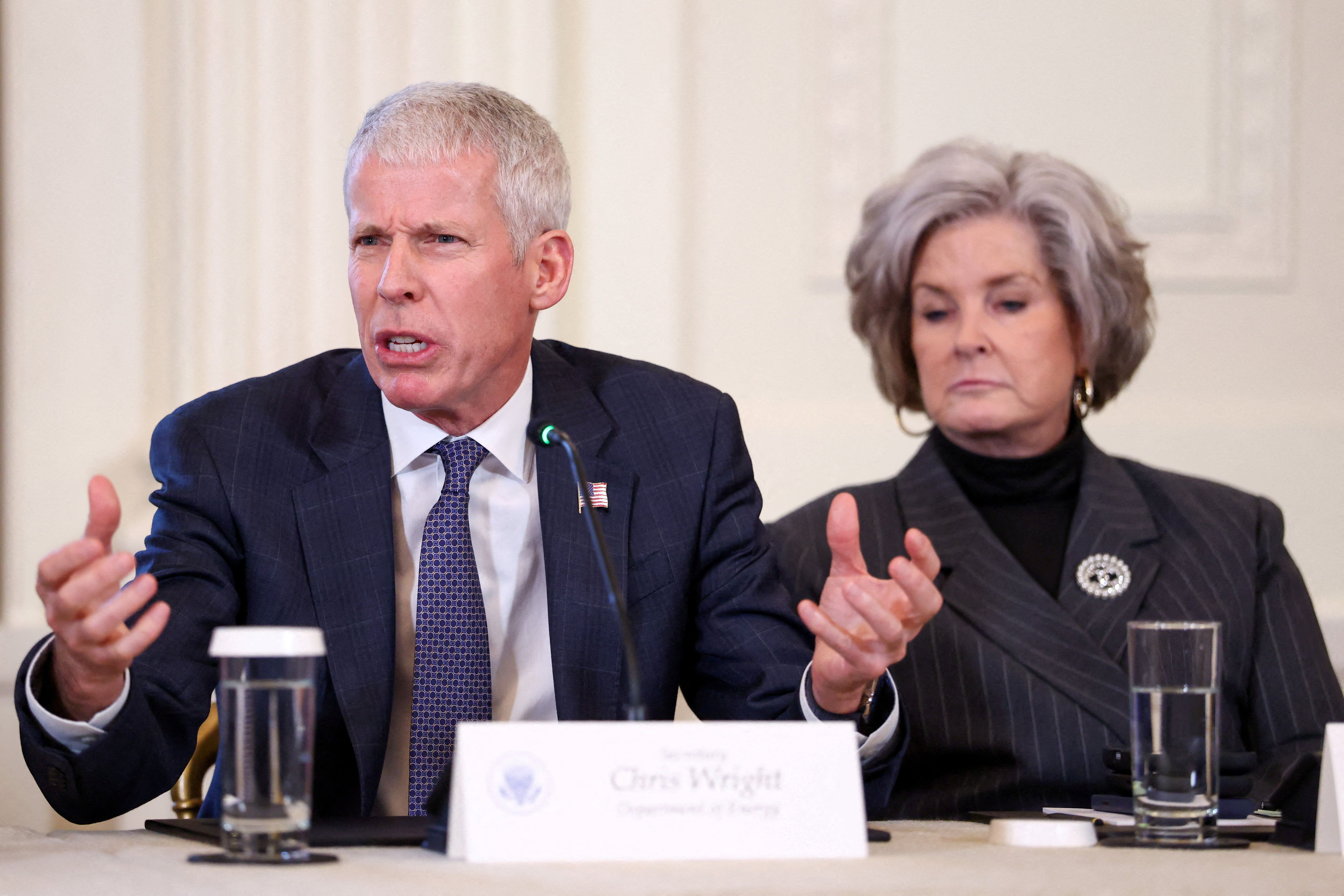 Chris Wright skjærer en grimase og løfter hendene foran seg. 