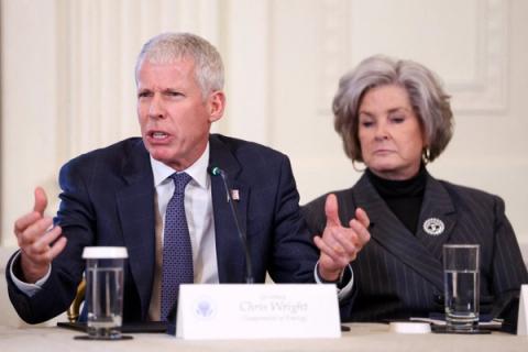 Chris Wright skjærer en grimase og løfter hendene foran seg.