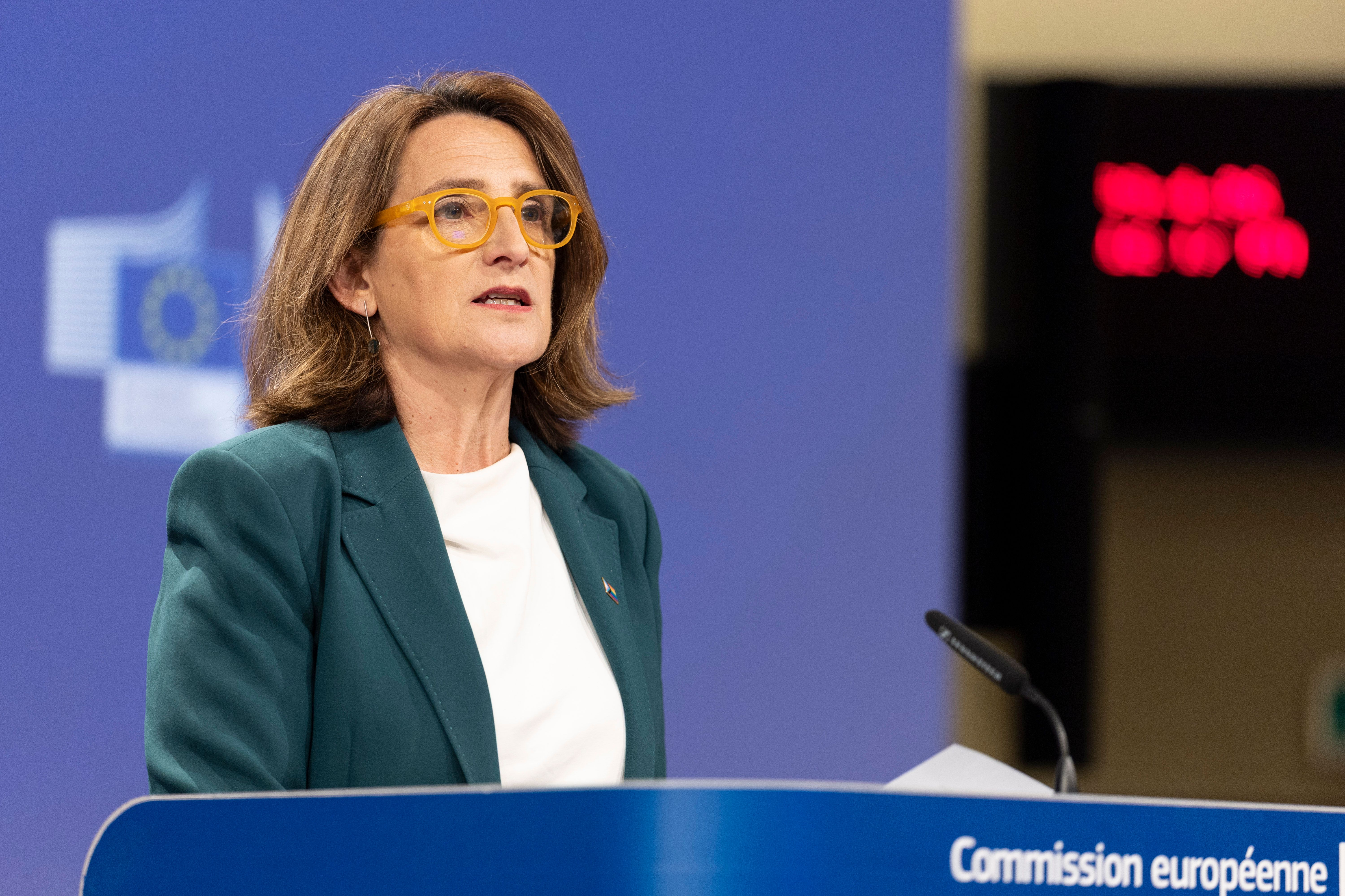 Teresa Ribera snakker i EU-kommisjonens presserom. 