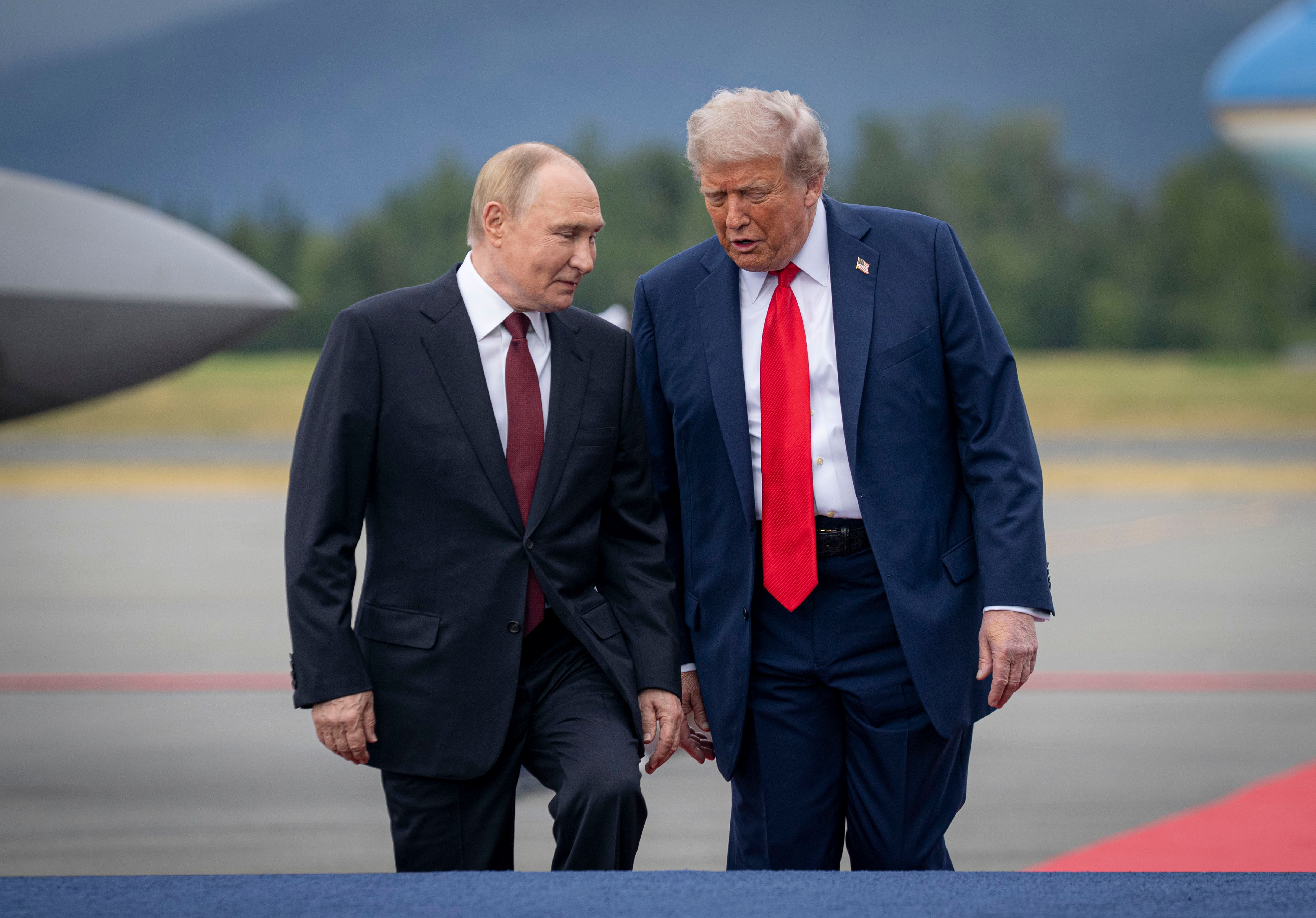Vladimir Putin og Donald Trump går sammen på en rullebane, med Trump vendt mot Putin.