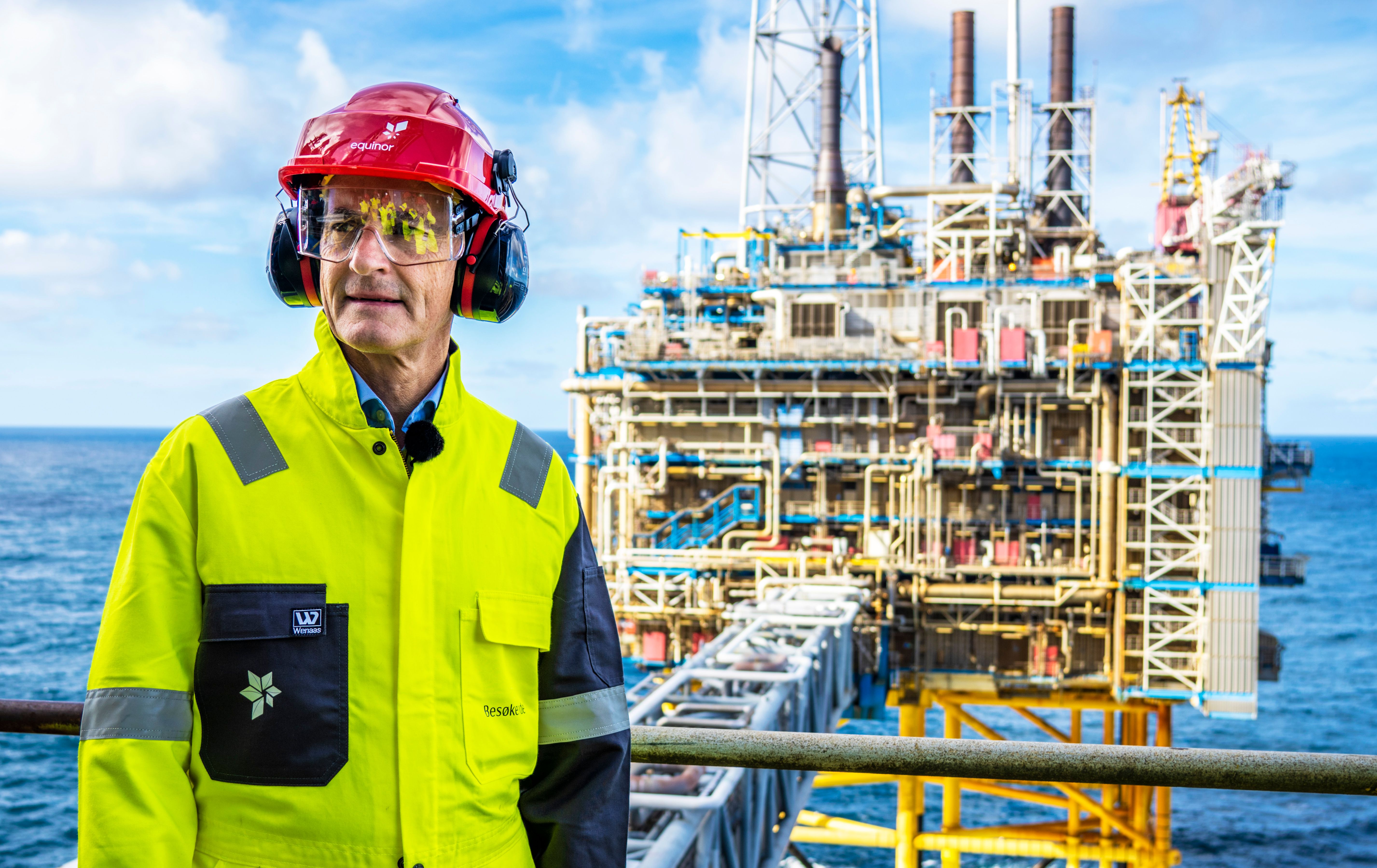 Statsminister Jonas Gahr Støre i verneutstyr på en offshore oljeplattform.