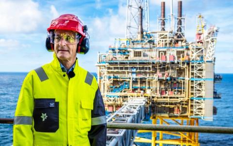 Statsminister Jonas Gahr Støre i verneutstyr på en offshore oljeplattform.