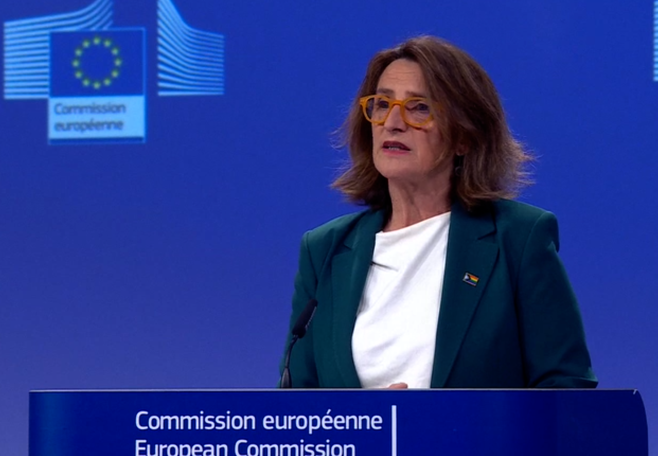 Teresa Ribera snakker i EU-kommisjonens presserom. 